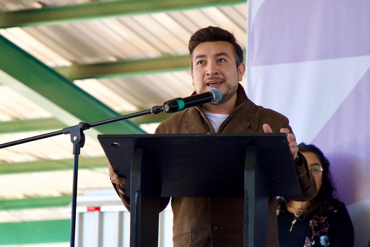 Salvador Santos Cedillo llama a los jóvenes a creer en ellos mismos durante el 30 aniversario de la UTT